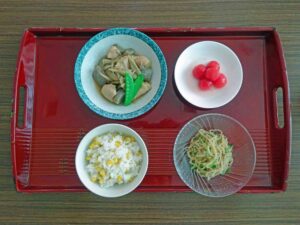 鶏とごぼうの梅酒煮・とうもろこしごはん・切り干し大根中華サラダ・デザートトマト